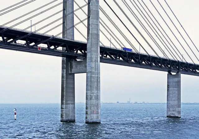 LKW vor Gebäude